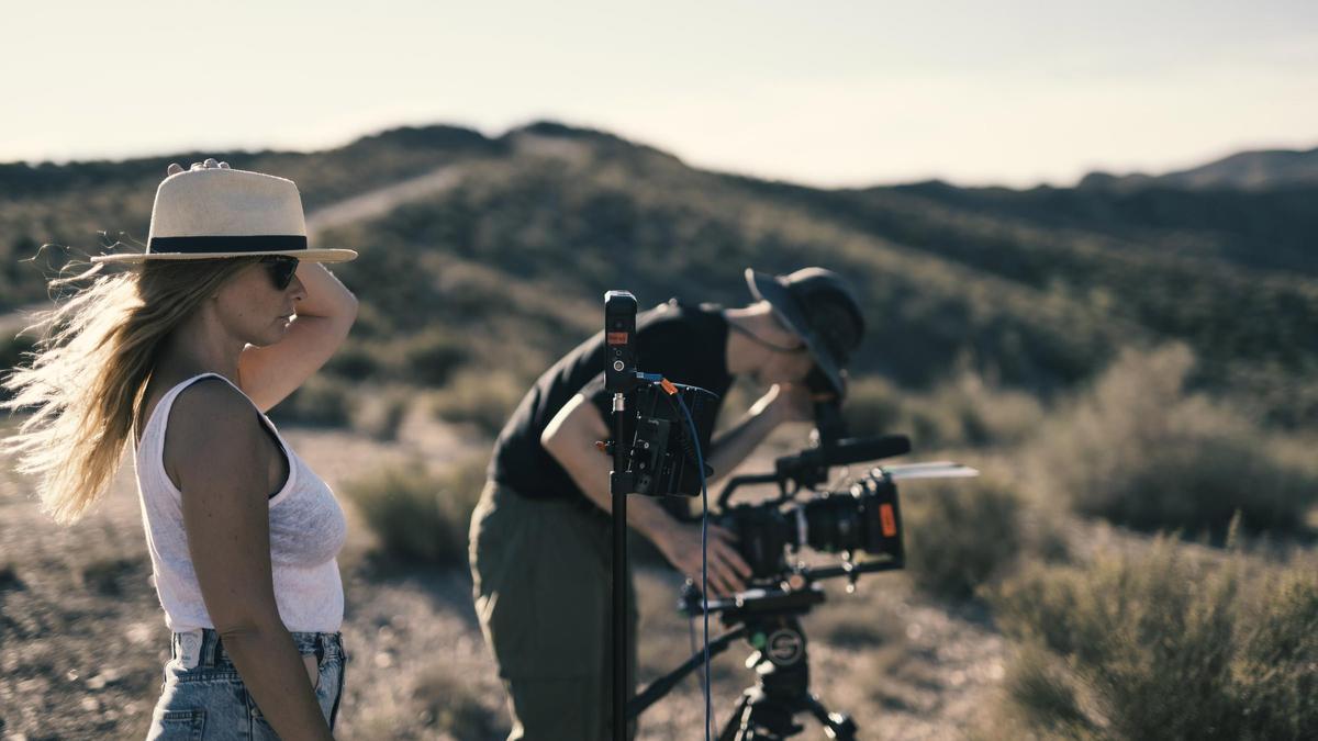 La directora de cine Laura Hojman, durante el rodaje de 'Un hombre libre'.