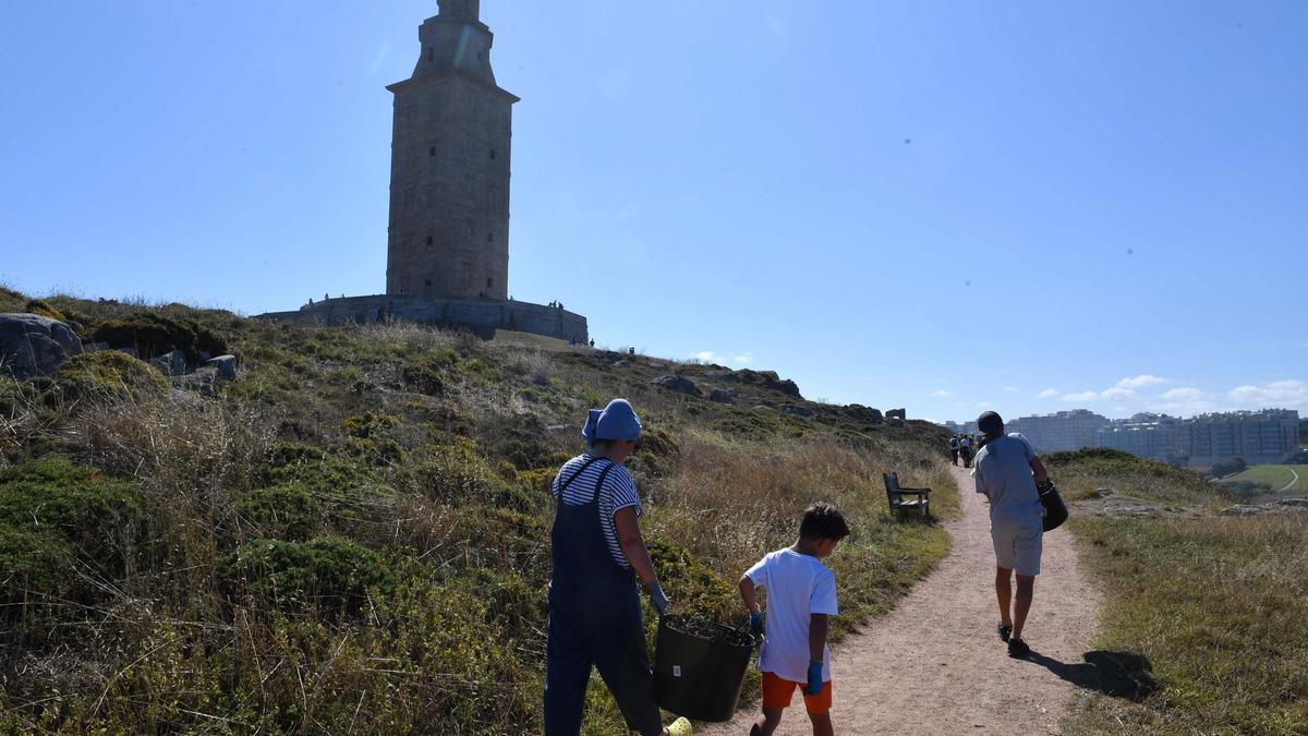 Zonas verdes en torno a la Torre de Hércules, donde no se permitirá dejar los perros sueltos.
