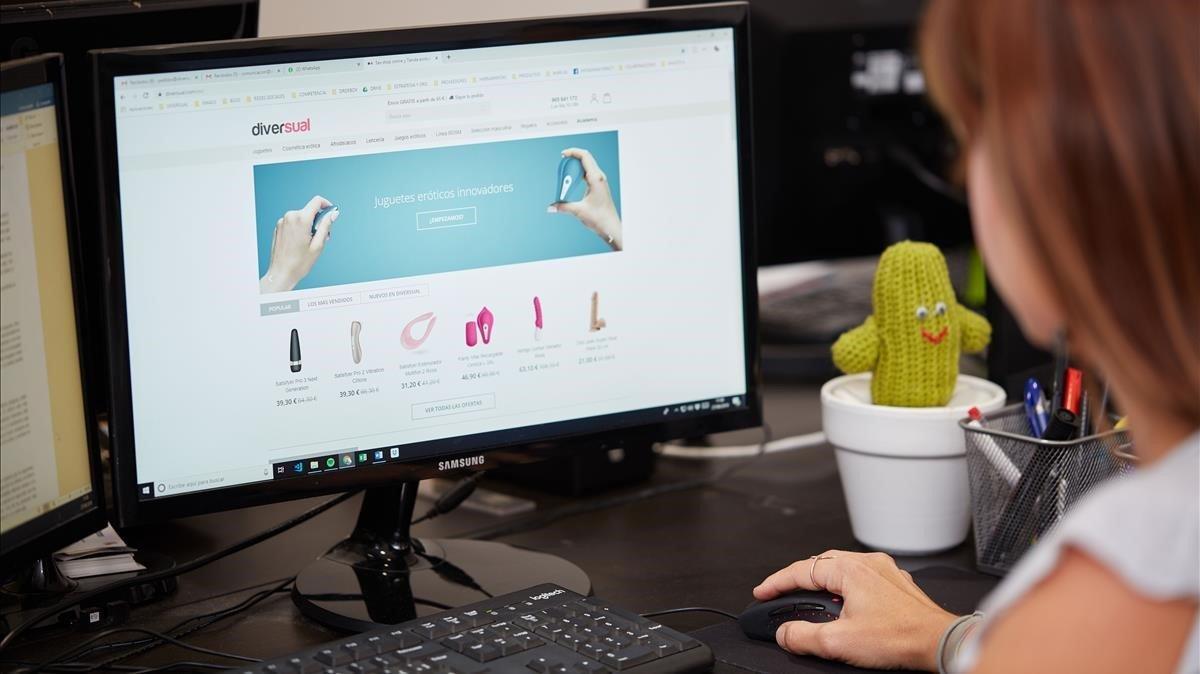 Una diseñadora trabaja en Diversual, empresa que lidera en España las ventas ’online’ de juguetes eróticos. Una diseñadora trabaja en Diversual, empresa que lidera en España las ventas ’online’ de juguetes eróticos.