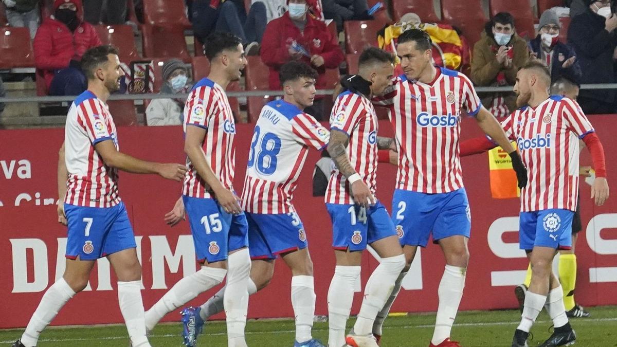 Bernardo Espinosa felicita Aleix Garcia després d’una assistència en el partit contra el Burgos.  | MARC MARTÍ