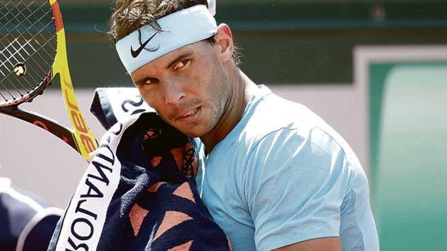 Rafel Nadal mira a Marterer durante un lance del partido de octavos de final de Roland Garros.