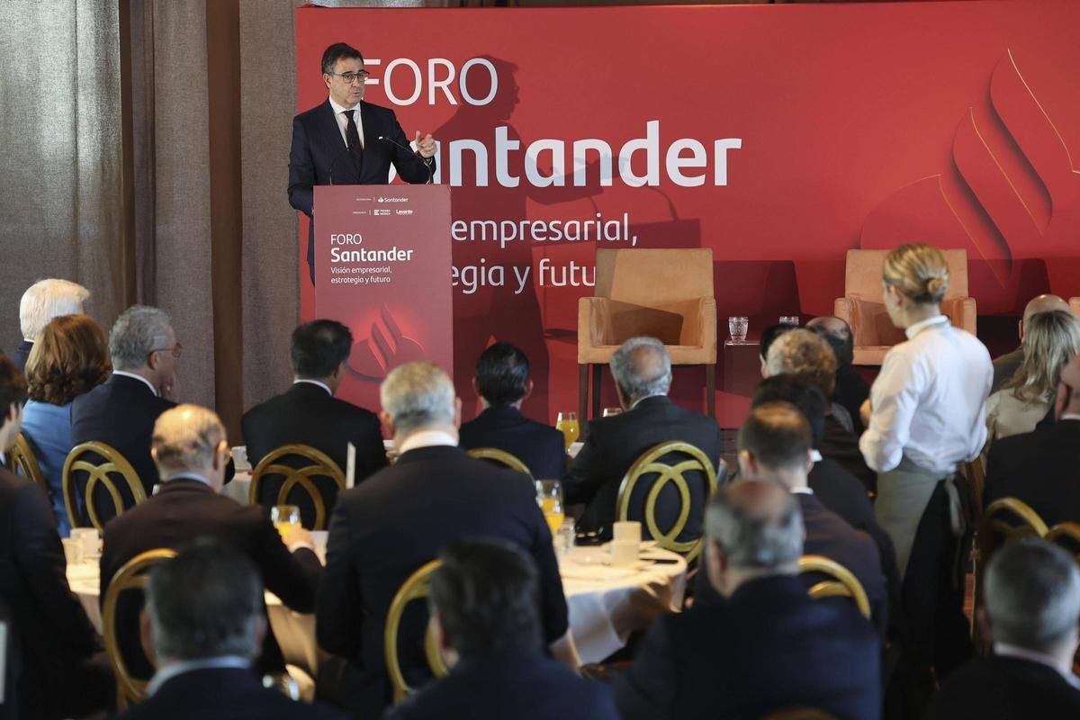 El director territorial de Banco Santander en la Comunitat Valenciana y Murcia, Javier Gallardo, en un momento de su intervención.