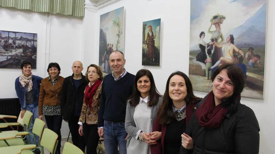 Por la izquierda los docentes Menchu Ontañón, Fini Barcia, Javier Santos, Ana Villameriel, Luis Felipe Fernández, Eva Pérez, María Meitín y Lulas Somoza, ayer, junto a los nuevos cuadros.