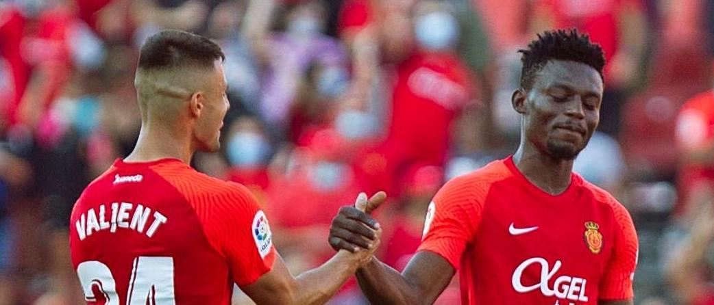 Valjent y Baba chocan las manos durante el partido disputado ante el Levante del pasado sábado.