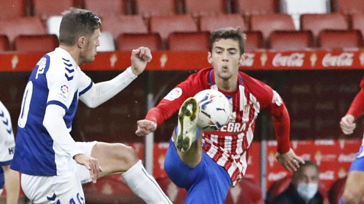 Gragera controla el balón ante el jugador del Sabadell Adrián Rey. | Ángel González