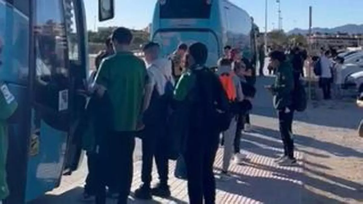 Cerca de un millar de aficionados del Elche van ya camino de Albacete