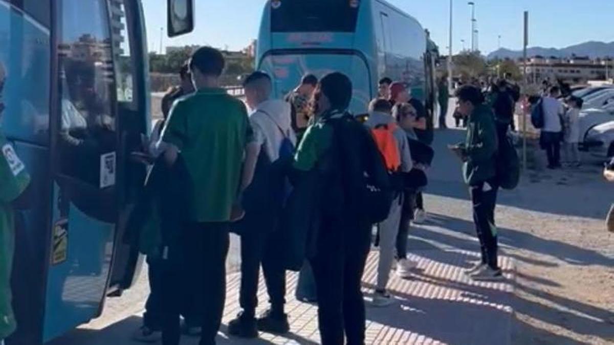 Seguidores del Elche montando en los autobuses que han salido del Martínez Valero a las cuatro de la tarde