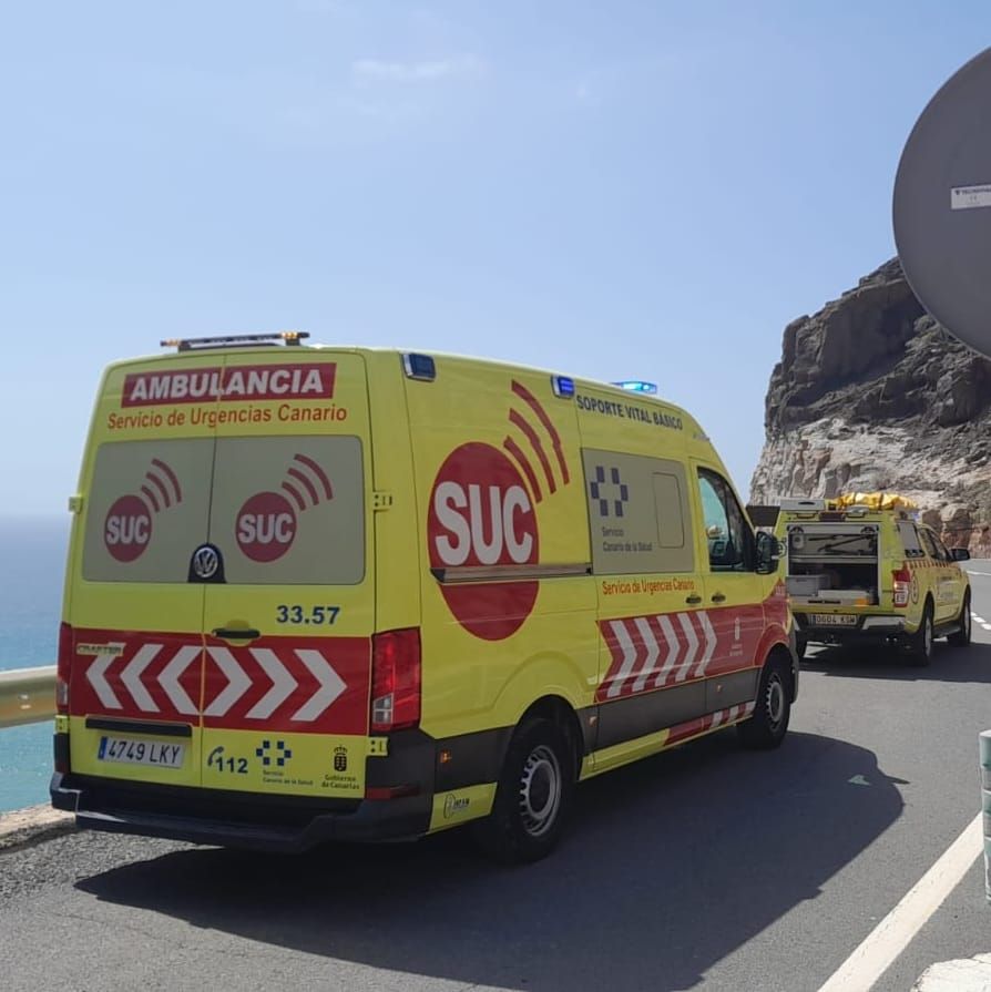 Una mujer sufre una caída en la playa de Tiritaña