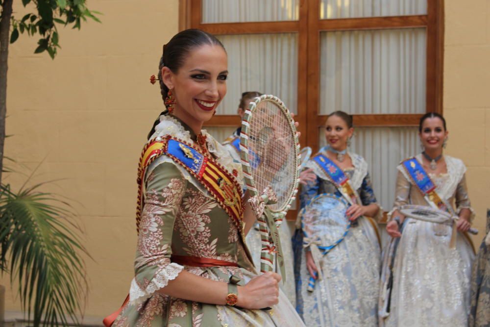 Tres generaciones de falleras en la Batalla de Flores