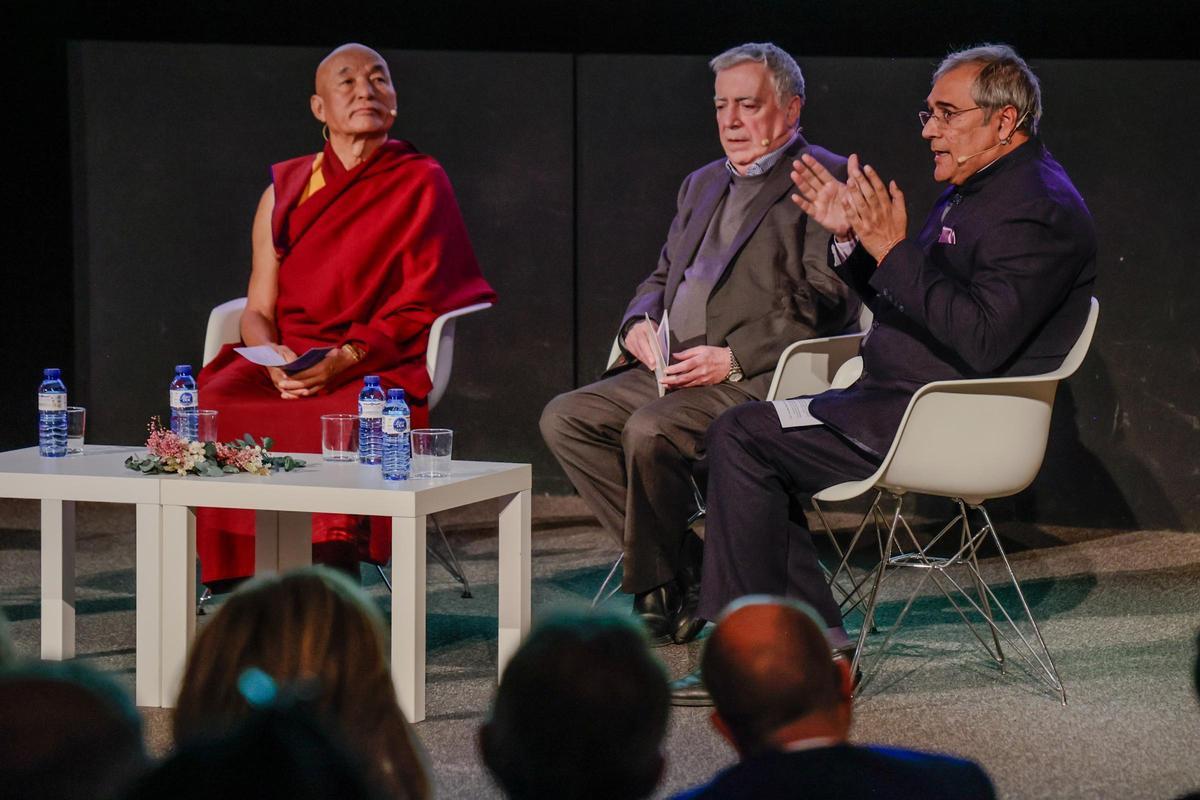 De izquierda a derecha; Thubten Wangchen, monje budista y fundador de la Casa del Tíbet; Emilio Egea, representante de relacions institucionales de la comunidad baháí; Alok Lahad, representante de la comunidad hindú en Catalunya