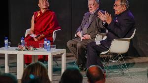 De izquierda a derecha; Thubten Wangchen, monje budista y fundador de la Casa del Tíbet; Emilio Egea, representante de relacions institucionales de la comunidad baháí; Alok Lahad, representante de la comunidad hindú en Catalunya