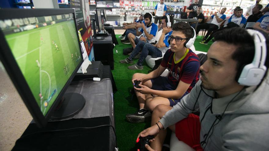 Jóvenes en una competición de videojuegos