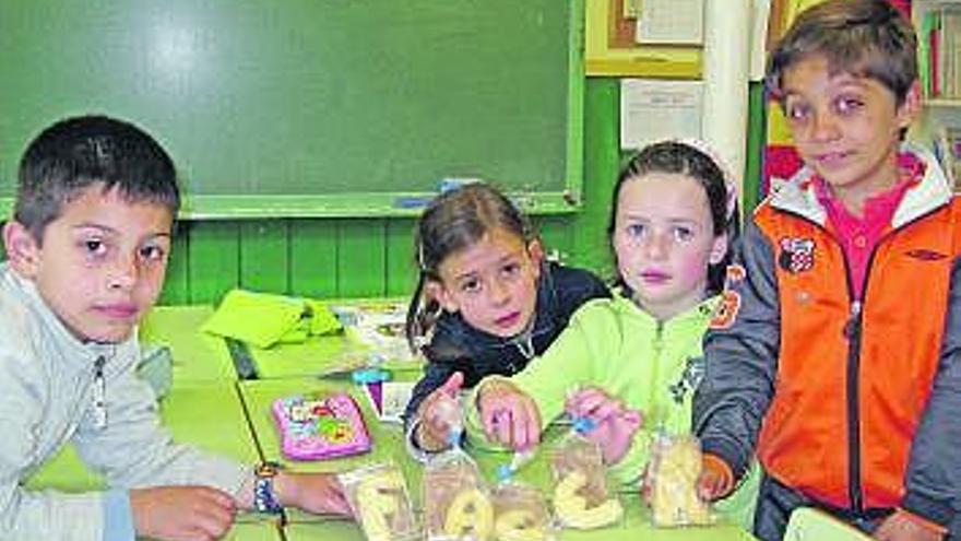 Alumnos del Colegio de Ceceda (Nava) con las letras de pan.