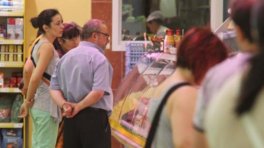 Varias personas esperan turno en la carnicería del mismo establecimiento.