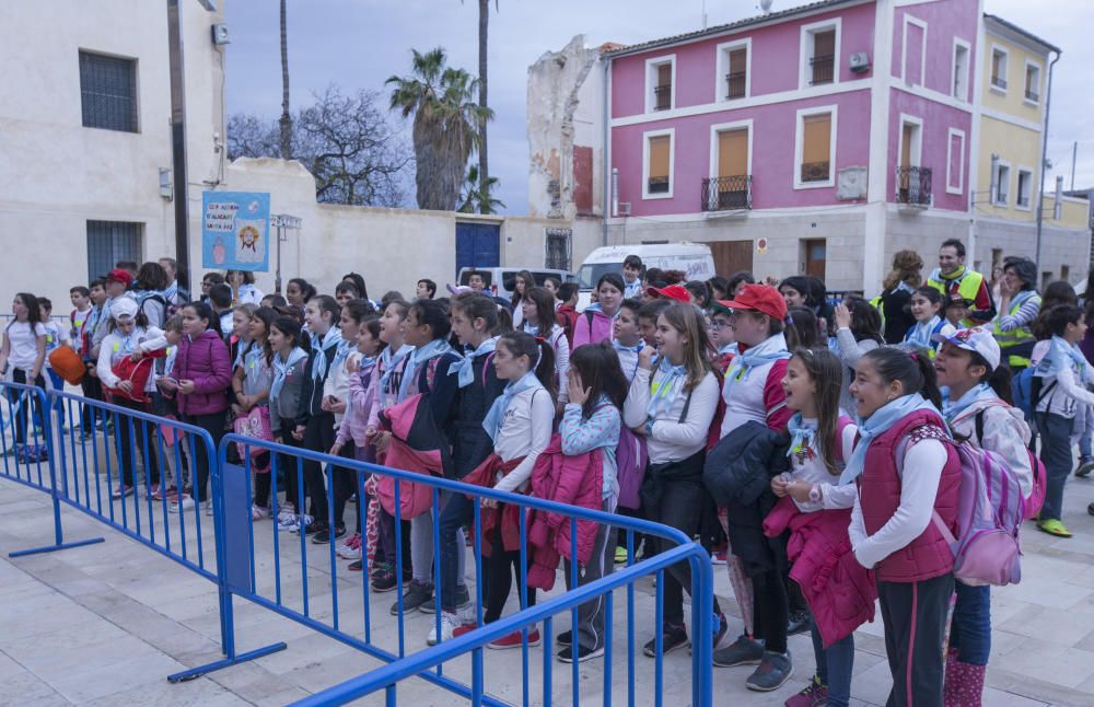 Decenas de niños acuden al monasterio en la víspera de la tradicional romería.