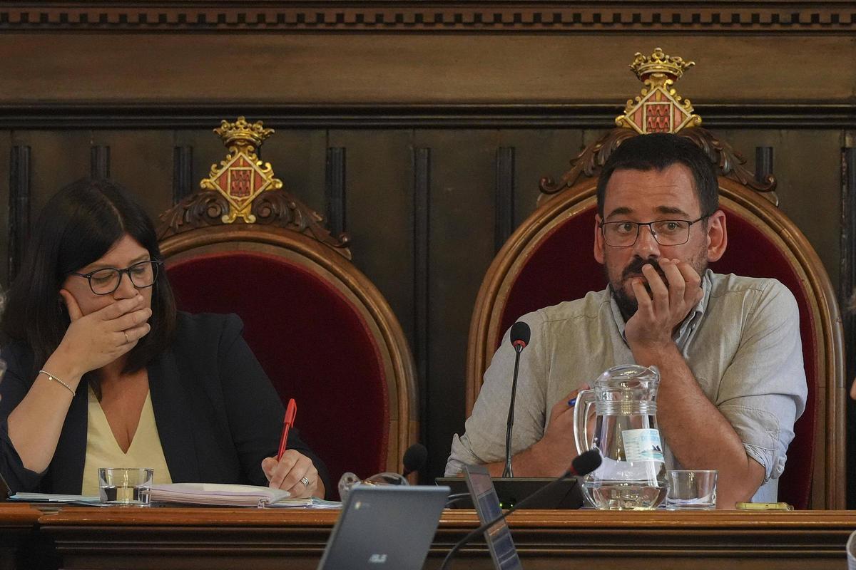 Gemma Geis i Lluc Salellas en el ple municipal d'aquest dilluns.