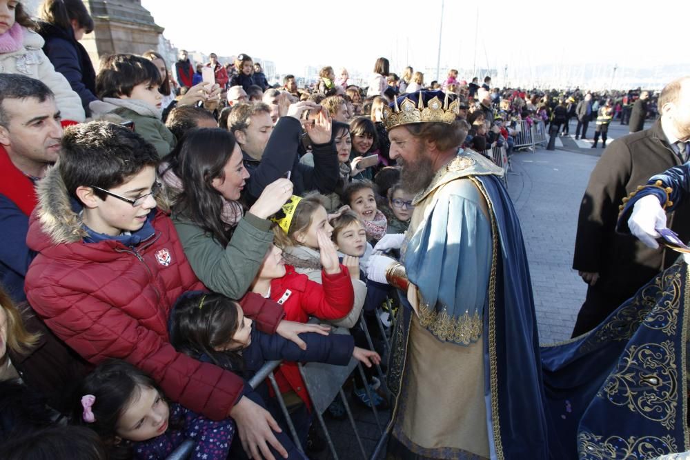 Una multitud recibe a los Reyes Magos en Gijón.