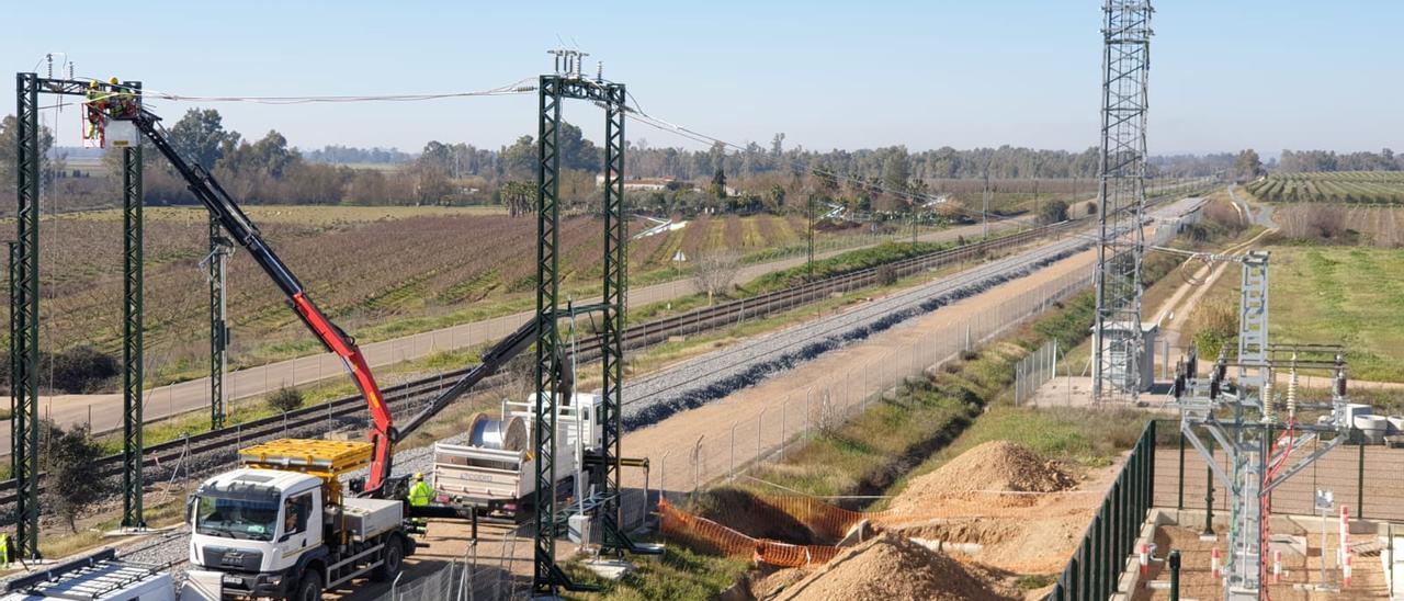 Montaje de los postes para que entre en funcionamiento la alta velocidad.