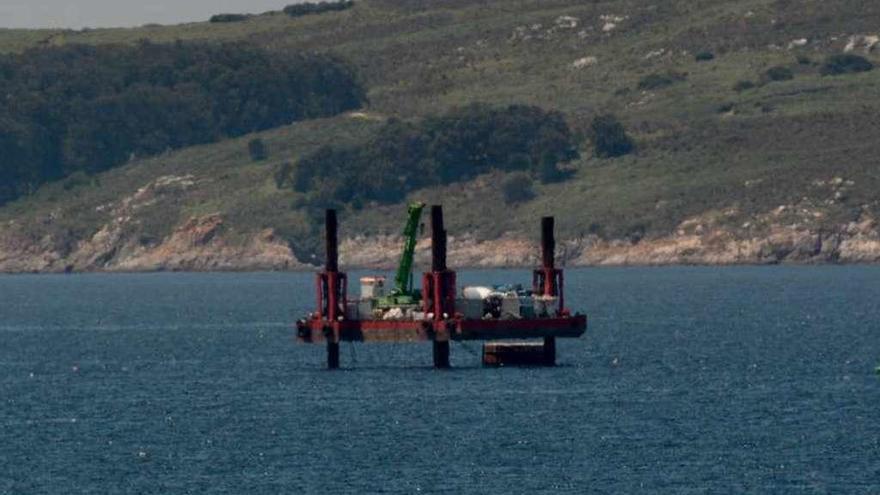 La plataforma &quot;Amarradores Trescientos&quot;, fondeada frente a la playa de Major, en Sanxenxo. // Rafa Vázquez