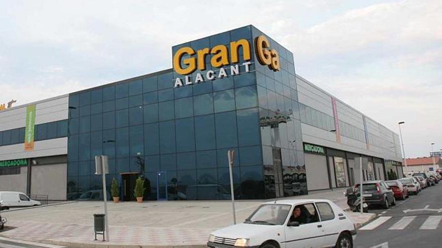 El centro comercial de Gran Alacant acoge la feria de negocios de los comerciantes de la zona.