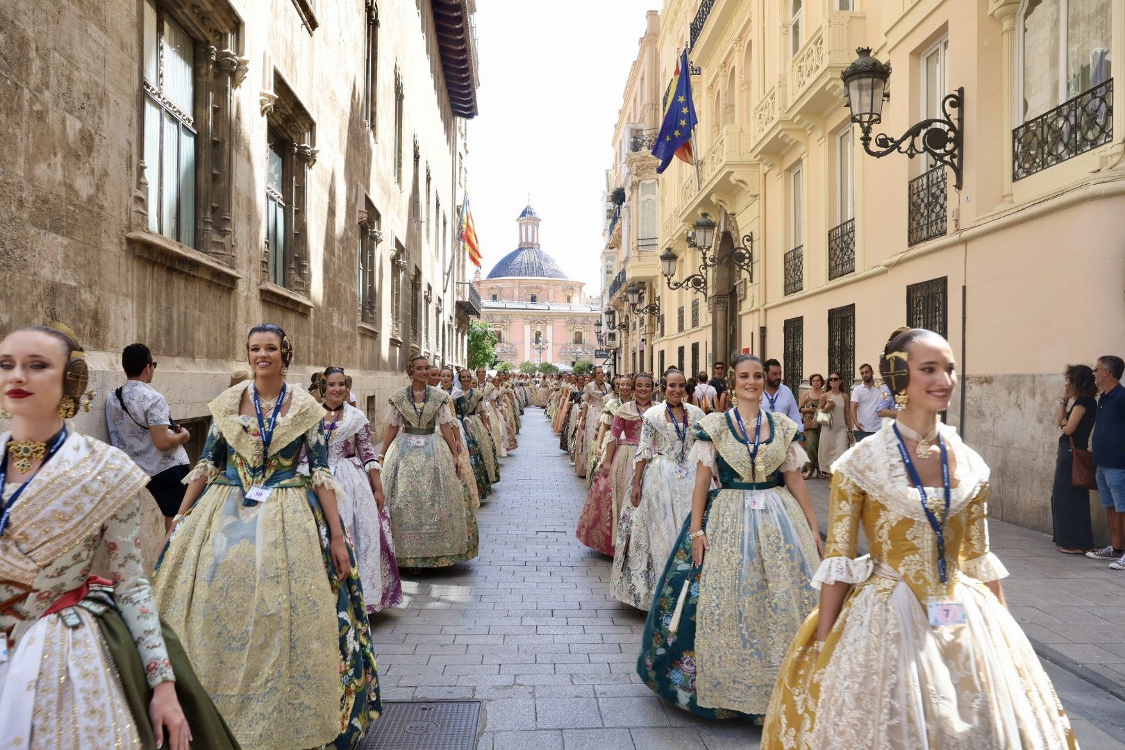 Baño de multitudes de las candidatas a Fallera Mayor de València 2025
