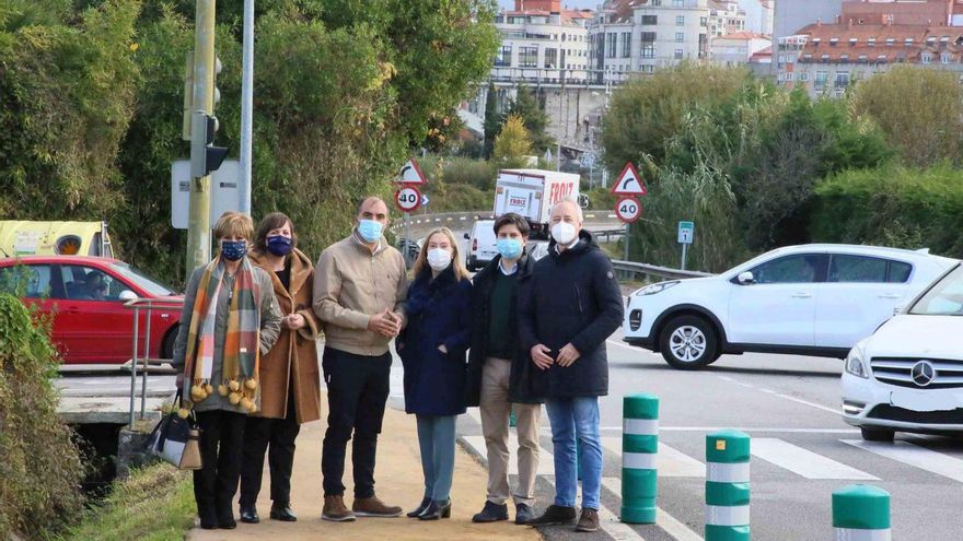 Ana Pastor con Ángel Moldes y otros representantes del PP, en el lugar de Portosanto. | // FDV