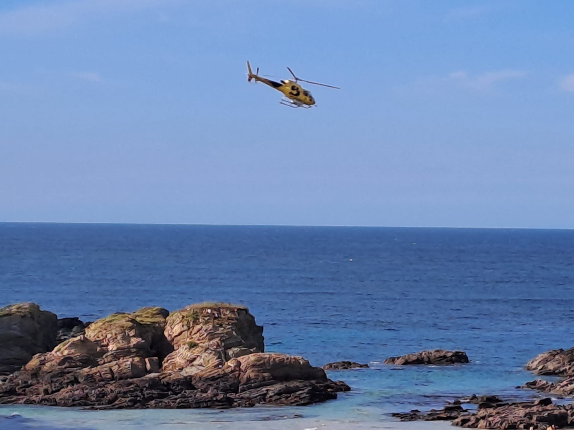En imágenes: El helicóptero del 112 rescata a un hombre en la playa de Tapia