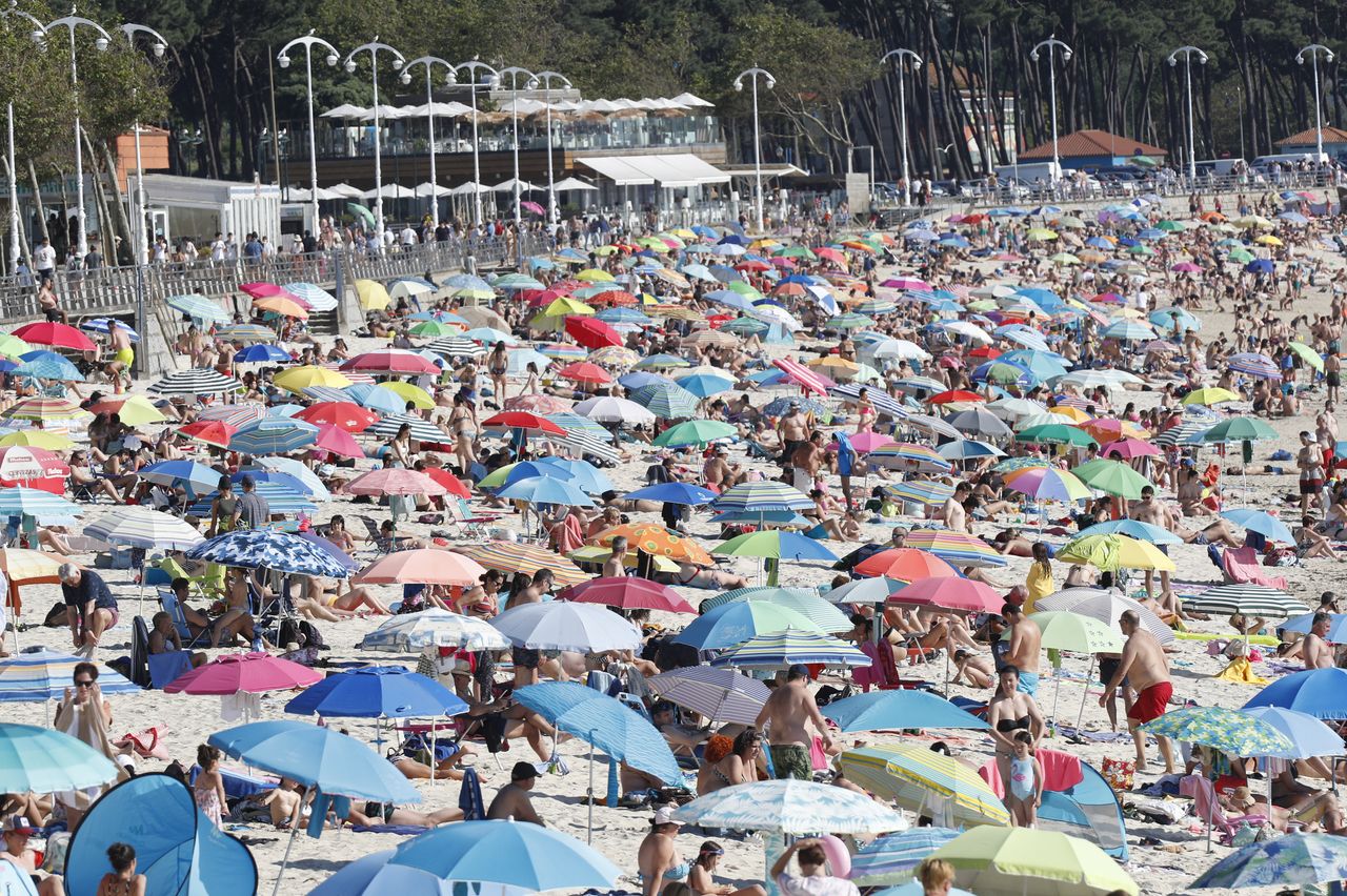 Plaga de sombrillas en Samil, con los termómetros superando los 35 grados