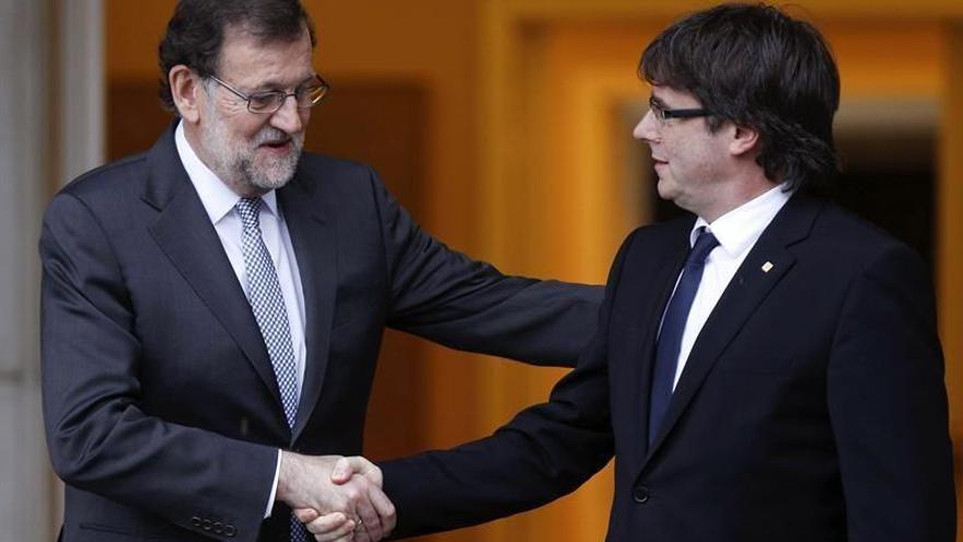 Rajoy recibe a Puigdemont y le regala un ejemplar del Quijote antes de su reunión