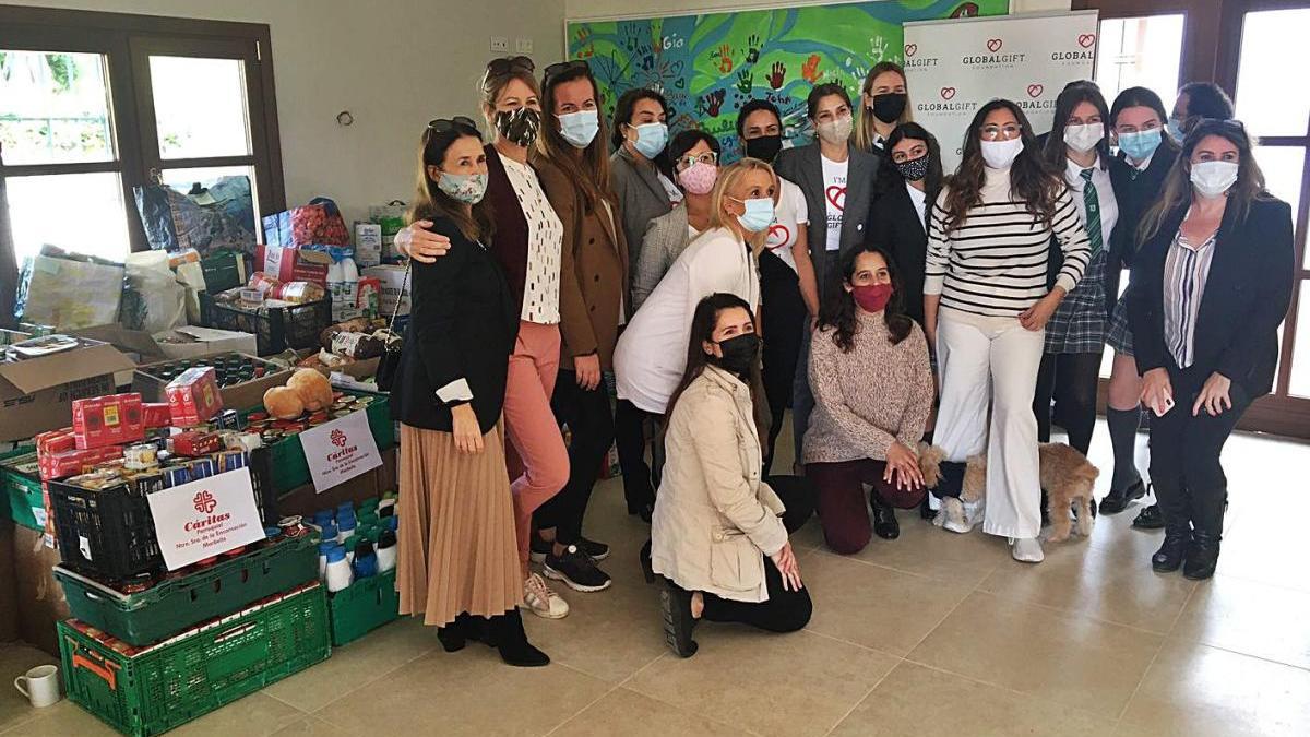 María Bravo, ayer, con los alimentos y los voluntarios de la recolecta en la Casa Global Gift.