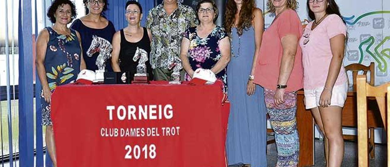 Las organizadoras de la fiesta del trote femenino que acoge hoy el Hipòdrom Son Pardo.