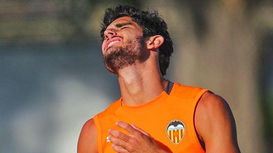 Guedes se lamenta durante un entrenamiento en Paterna.