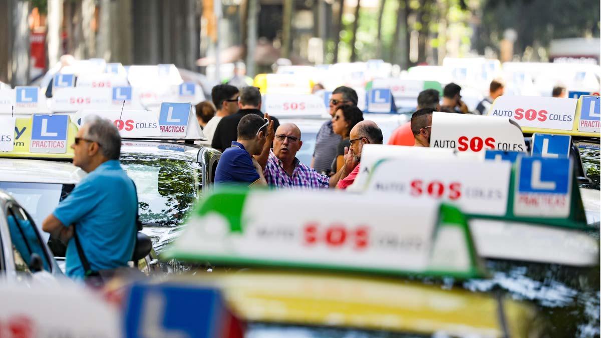 Las autoescuelas se manifiestan en Barcelona por la falta de examinadores.