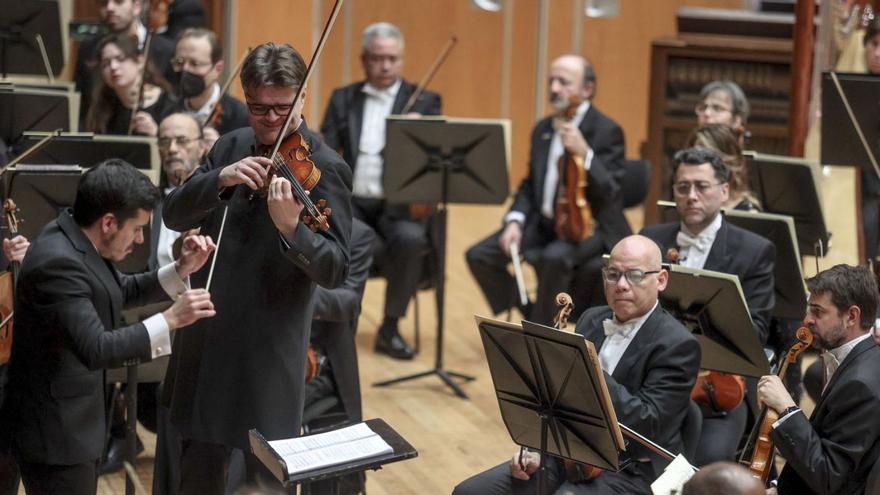 El violinista Simonic, entre los miembros de la OSPA, con Coelho a la batuta, ayer. | Irma Collín