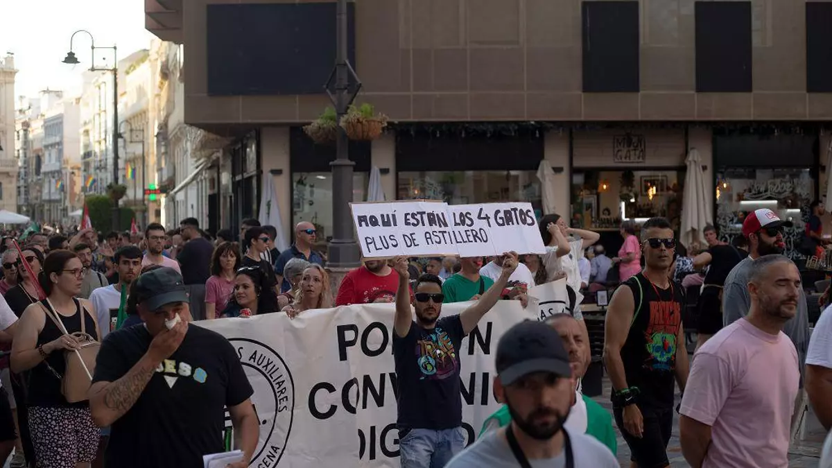 Un grupo de trabajadores de las empresas auxiliares de Navantia en Cartagena, en huelga de hambre