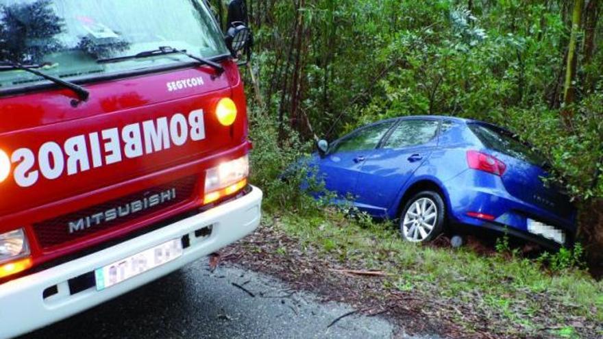 Cuatro heridos en un siniestro en un vial de Mougás, en Oia