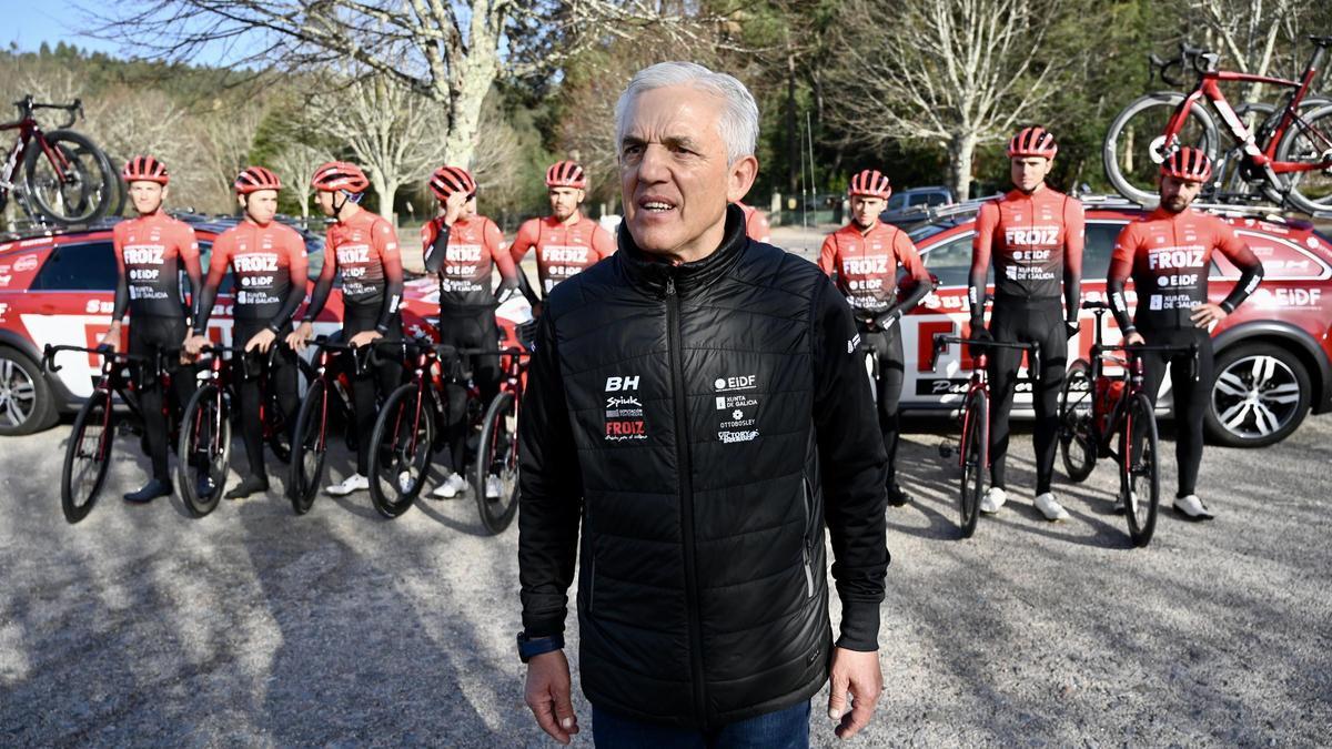 El ciclista Evaristo Portela junto a su equipo en una fotografía de archivo.