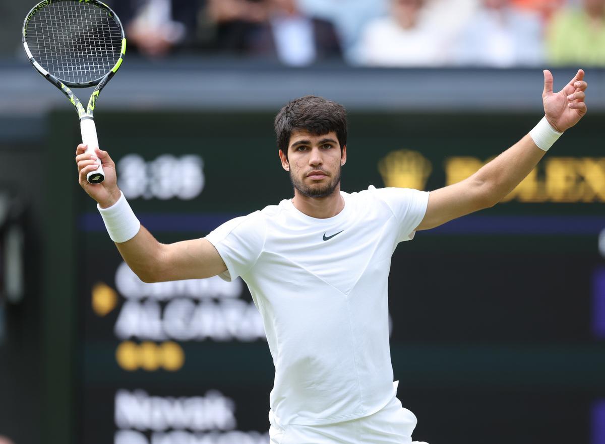 Wimbledon (United Kingdom), 16/07/2023.- Novak Djokovic of Serbia reacts during the Men’s Singles final match against Carlos Alcaraz of Spain at the Wimbledon Championships, Wimbledon, Britain, 16 July 2023. (Tenis, España, Reino Unido) EFE/EPA/NEIL HALL EDITORIAL USE ONLY