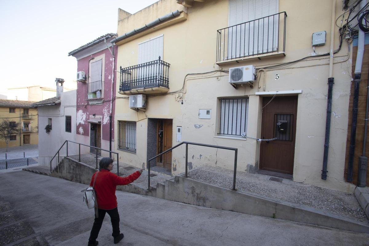 Los inmuebles objeto de derribos, algunos con cadenas antiokupas.