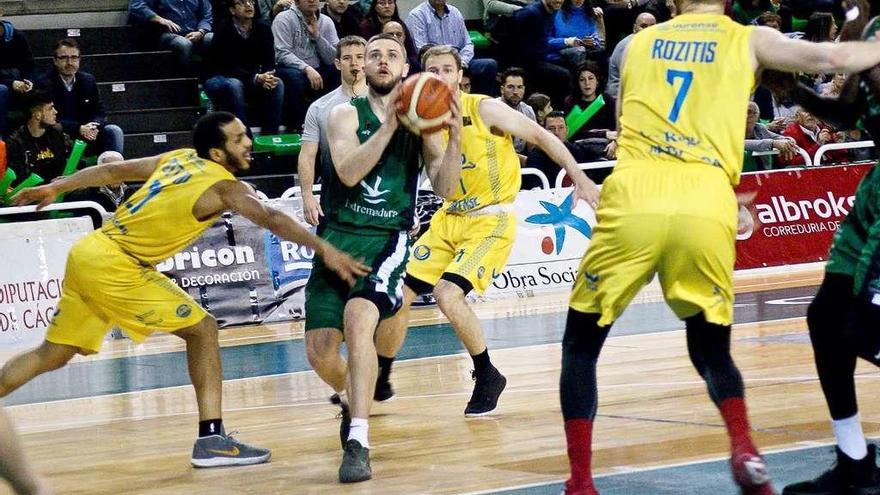 Un jugador del COB intenta llevarse un balón en una disputa con un rival. // El Periódico Extremadura