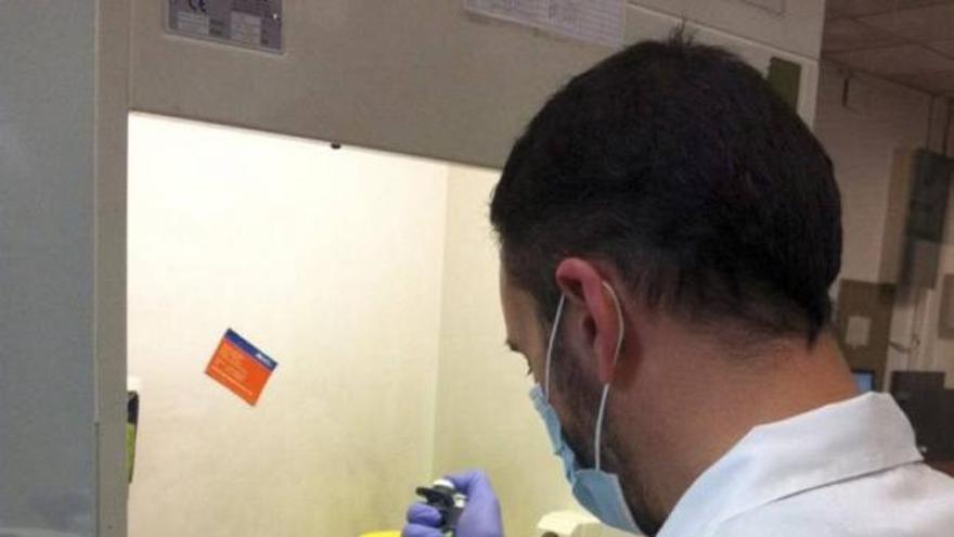 Un investigador en el laboratorio de ADN de la Guardia Civil.