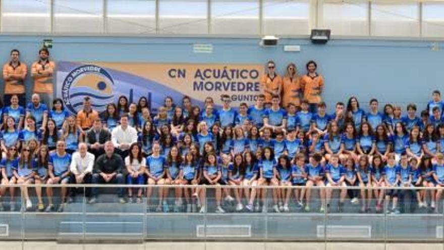 Foto de los cientos de nadadores que conforman el Acuático Morvedre, después de la fusión de los clubes de natación, waterpolo y sincronizada.