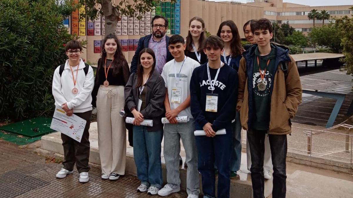 Sanmartín con los nueve participantes gallegos en la Olimpiada Española de Química