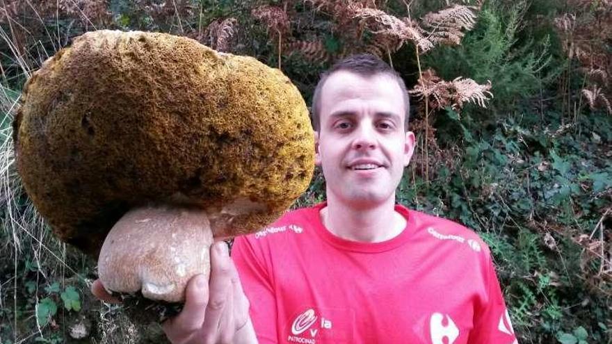 Un boletus de 32 centímetros y 800 gramos en Bustelos