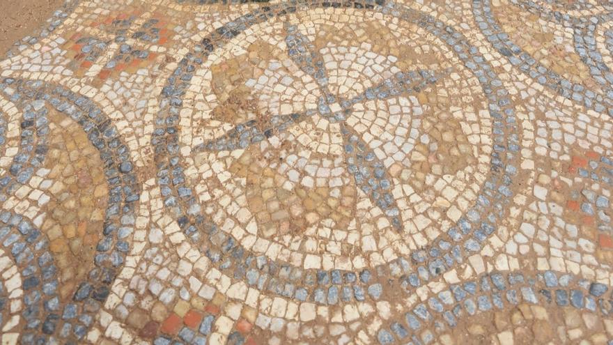 Detalle del mosaico decorado con motivos geométricos.