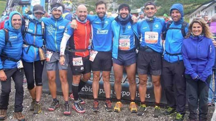 Arriba, los componentes del Toscaf-GMEA en la VI Trail de Pajares; sobre estas líneas, parte del equipo Relieve, subcampeón de la Copa de Asturias por clubes.