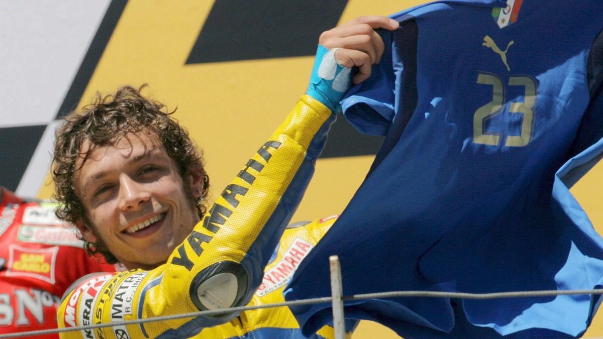 Valentino Rossi celebra su victoria en Sachsenring 2006