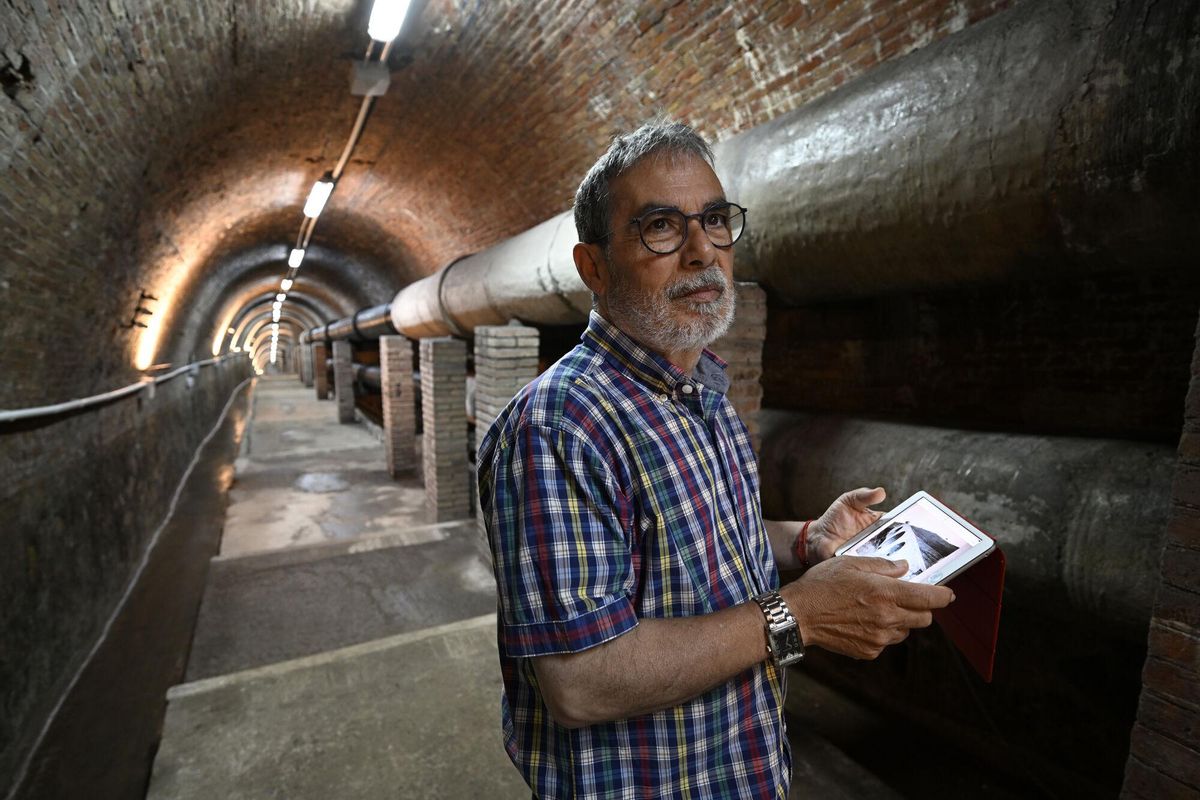 Barcelona. 29.05.2025. Barcellona. Historiadores de Nou Barris, en la foto Arnaldo Gil, reclaman habilitar para visitas el túnel que conecta la Casa de l'Aigua con el Pont dels Tres Ulls y catalogar el edficio como Bien Histórico Fotografía de Jordi Cotrina