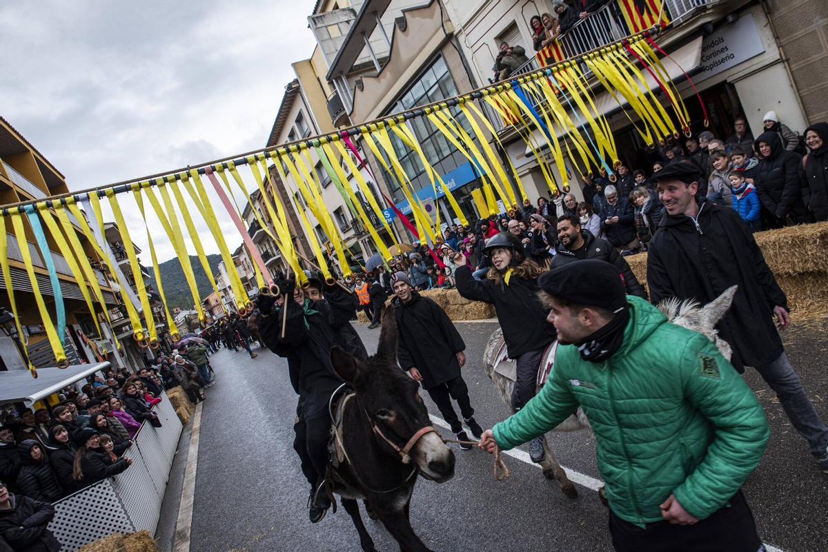 La cercavila de cavalleries i xarrets de Puig-reig s'ha celebrat amb normalitat tot i la pluja La cercavila de cavalleries i xarrets de Puig-reig s'ha celebrat amb normalitat tot i la pluja