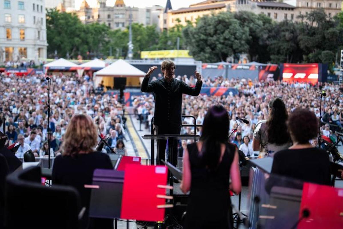 Marin Alsop dirige a la Philharmonia Orchestra de Londres y al Orfeó Català durante el concierto gratuito al aire libre celebrado en la Plaça de Catalunya con motivo del Año Gaudí